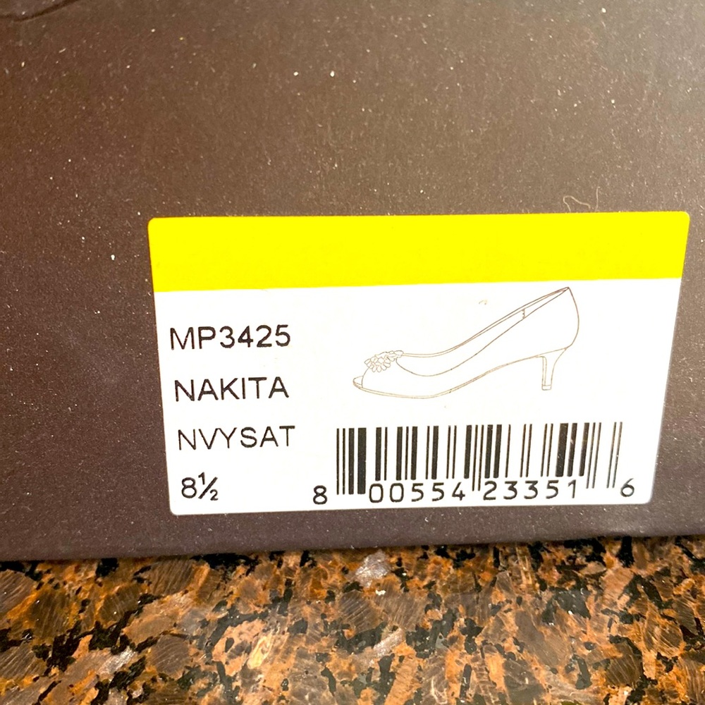 Badgley Mischka Nakita heels size 8.5 new in box
